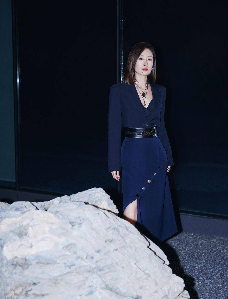 刘敏涛提名金鸡奖最佳女主角蓝裙造型优雅万分