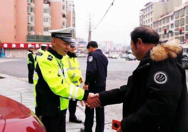 一线慰问执勤交警,四级高级警长贾京强,警务保障室主任戴光辉陪同慰问
