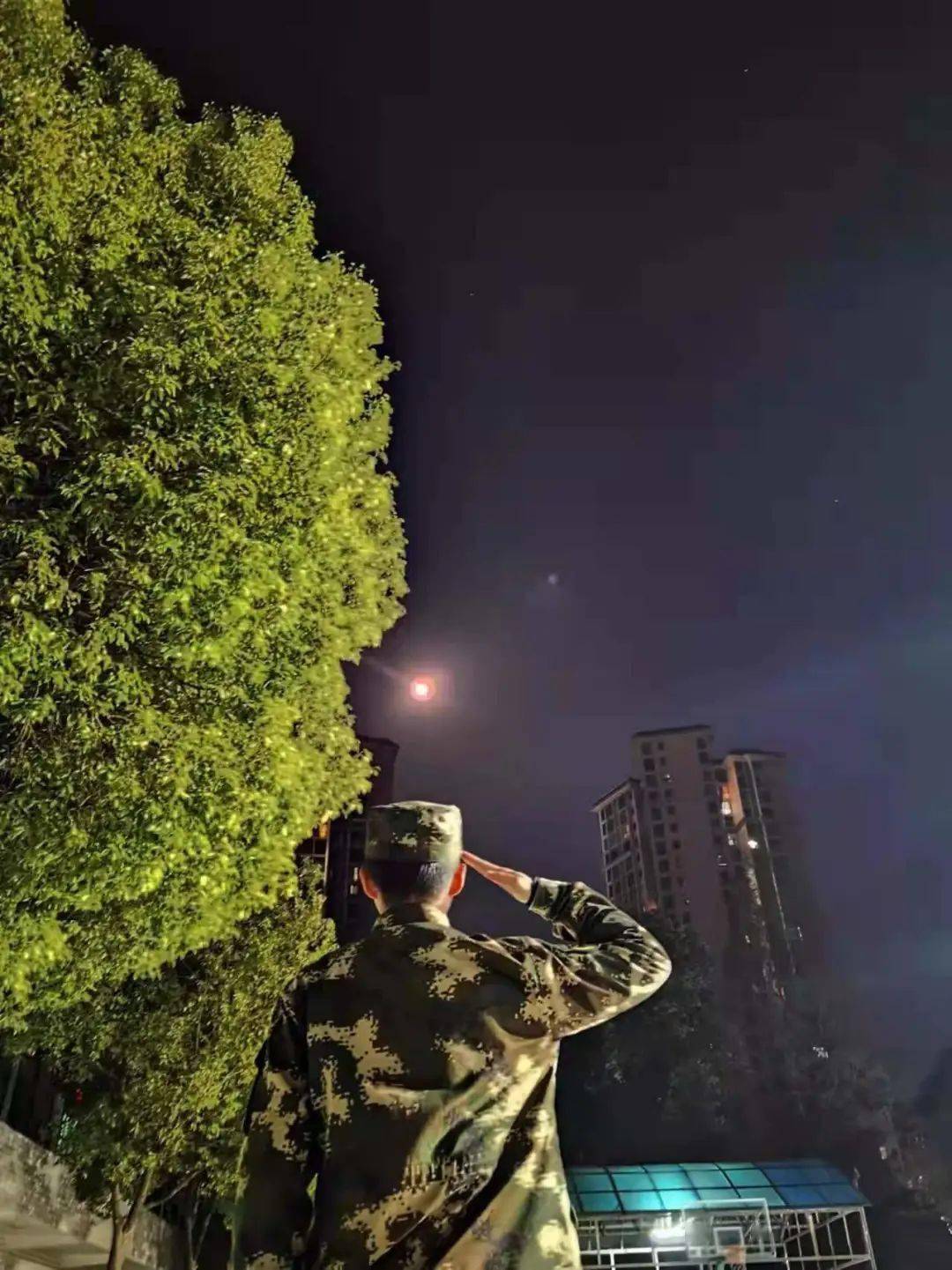 半夜的哨位透着几分寒冷但回去时能看见一轮满月也明白了辛苦是为了