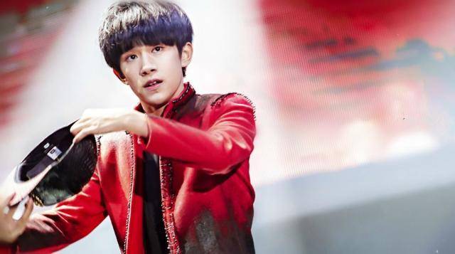 易烊千玺玊尔演唱会完整版在哪里看 1f8f275fd44143a0855a464ecb0bf556.jpeg