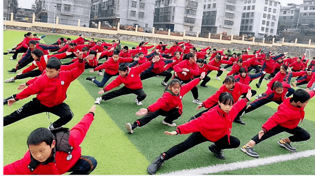 比赛时,各班级学生依次闪亮登场,他们稳稳地扎下马步,推掌,冲拳,踢腿