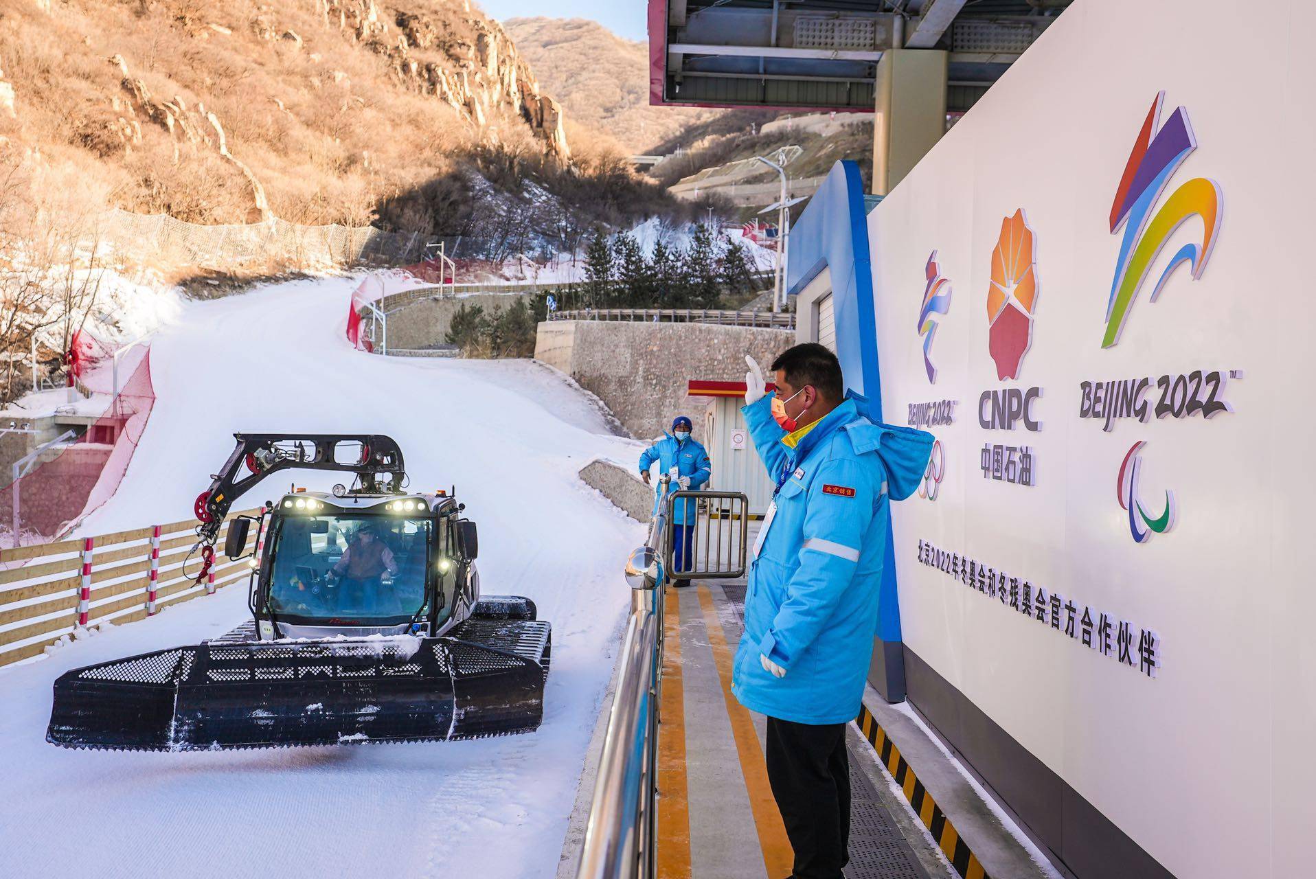 服务|凌晨两点还为压雪车加油，他们仨已驻守小海陀778天