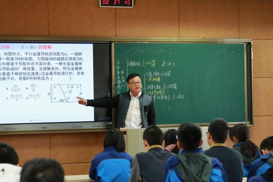 春风育桃李杏坛谱华章艾青中学70华诞优秀教师榜楼航亮潜心教书精心