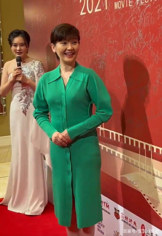 54岁徐帆饭桌与男性热聊皮肤细腻无皱纹腰间一圈赘肉太真实