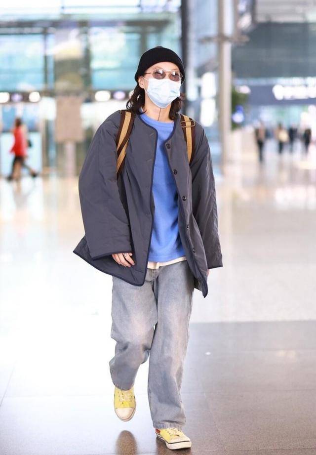 窦靖童真会穿宽松外套搭牛仔裤简约舒适像大爷遛弯一样随性