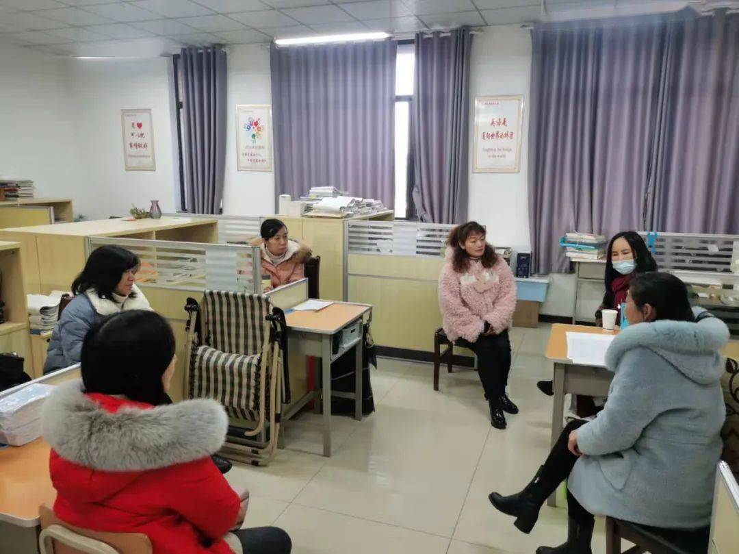 下午三点,教学交流活动分组分科进行.江陵一中老师分科进班听课.