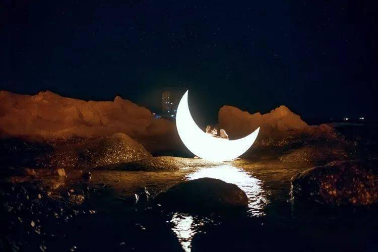 这样的夜晚,这样的月色,愈发平添了有情人那种半喜半忧,生离