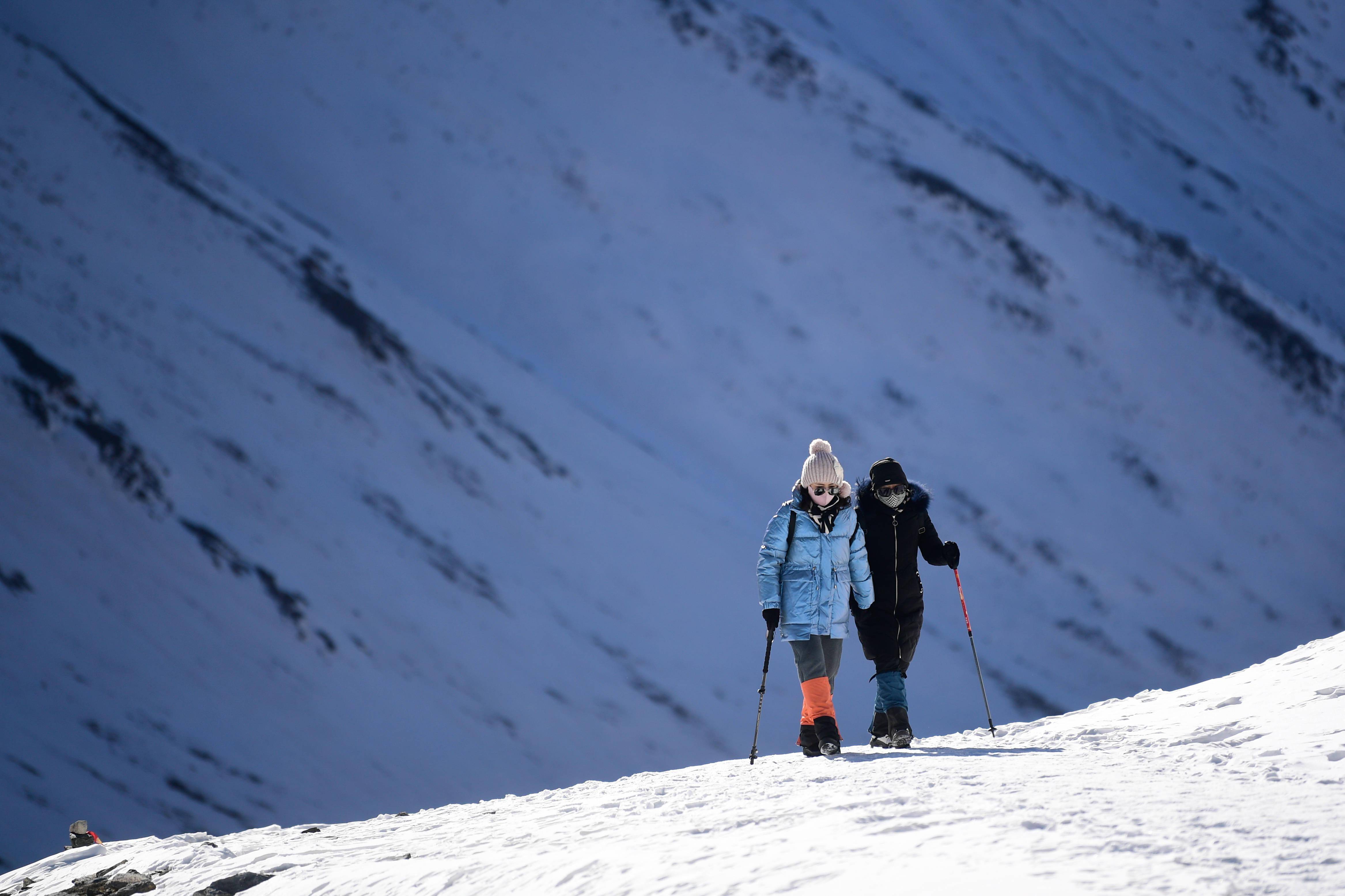 全民健身——登雪山 迎新年_雪峰_登山_新華社