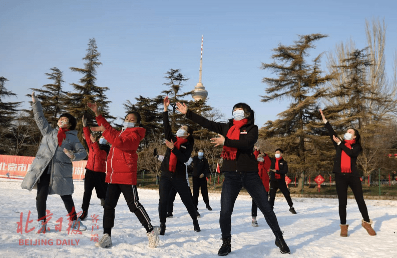 游客|元旦小长假首日，公园戏雪玩嗨了