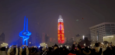 太火爆~昨夜的济南泉城广场登上热搜！全国各地第一缕阳光大片来了