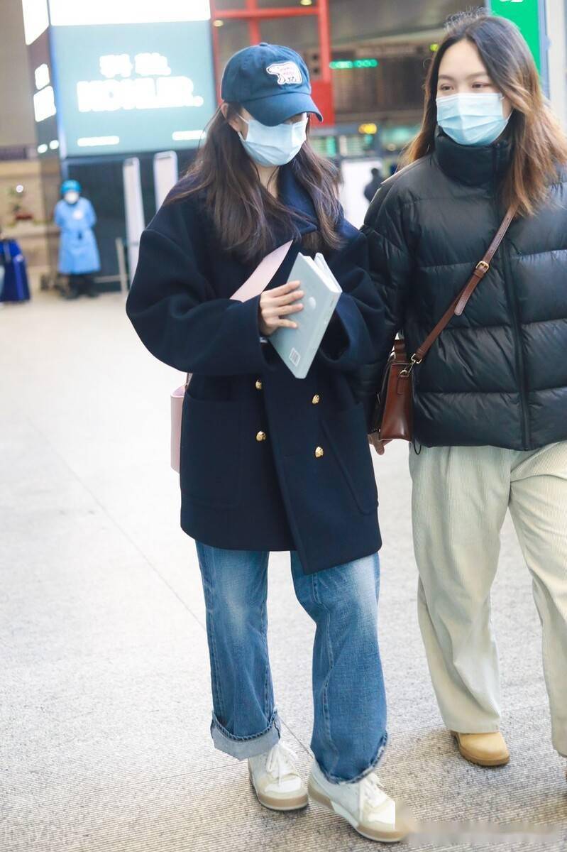 街拍刘浩存藏蓝色排扣大衣搭牛仔裤休闲随性可爱比心