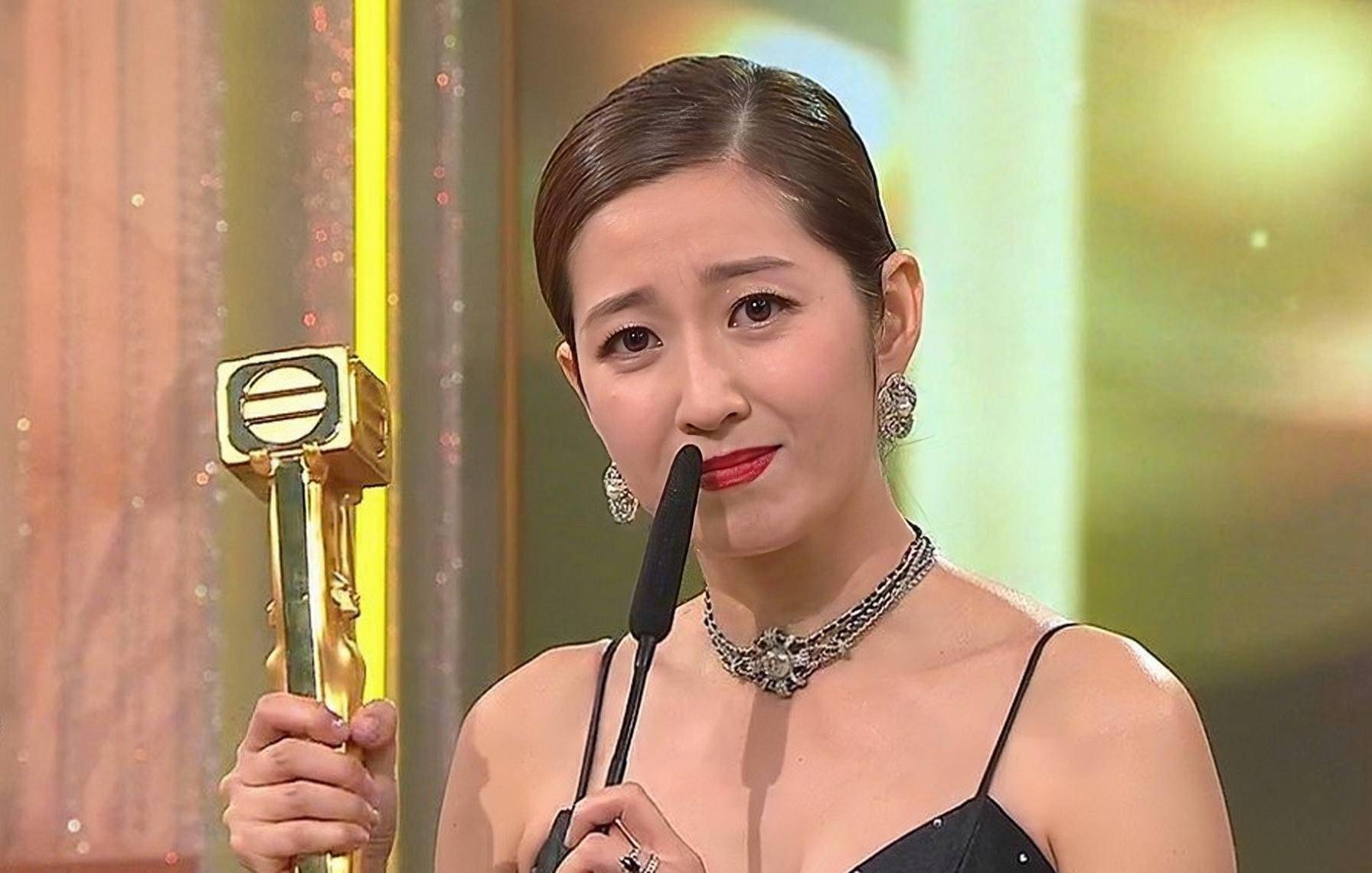 原创实至名归陈自瑶获最佳女配丈夫王浩信发贴庆祝粉碎离婚传闻