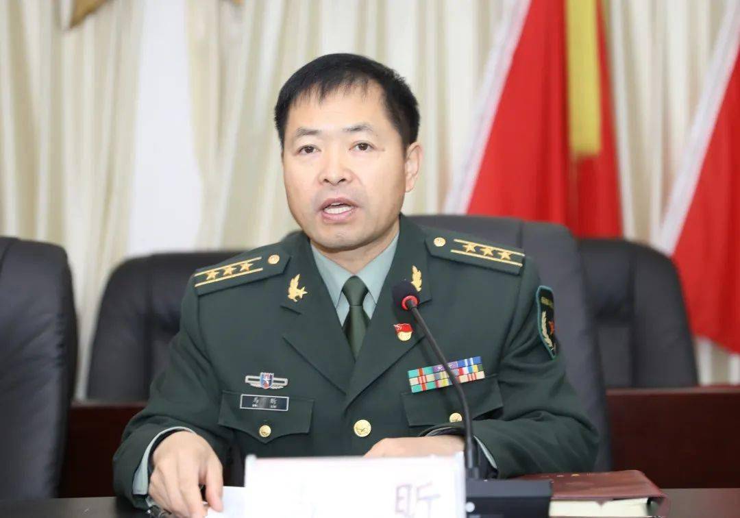 市人武部上校政委马昕主持会议,就做好会议贯彻落实提出要求:一要认真