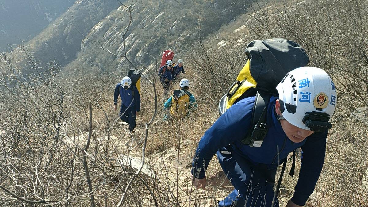 五名登山爱好者用简易装置攀登嵩山，一人意外坠落悬崖