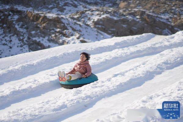 1月3日,游客在河北省邢台市内丘县一处滑雪场体验雪圈滑雪.