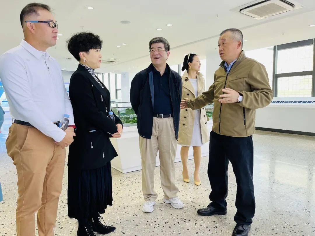 海闻院长及老师同学们在坚朗五金掌舵人白宝鲲校友的接待下,参观了