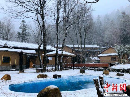 游客|湖北武当山迎来2022年第一场雪