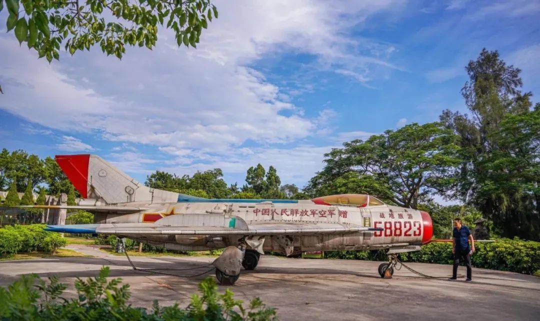 殲—6戰鬥機遊覽英雄三島戰地觀光園,漫步在美麗的海島上,你會愈發