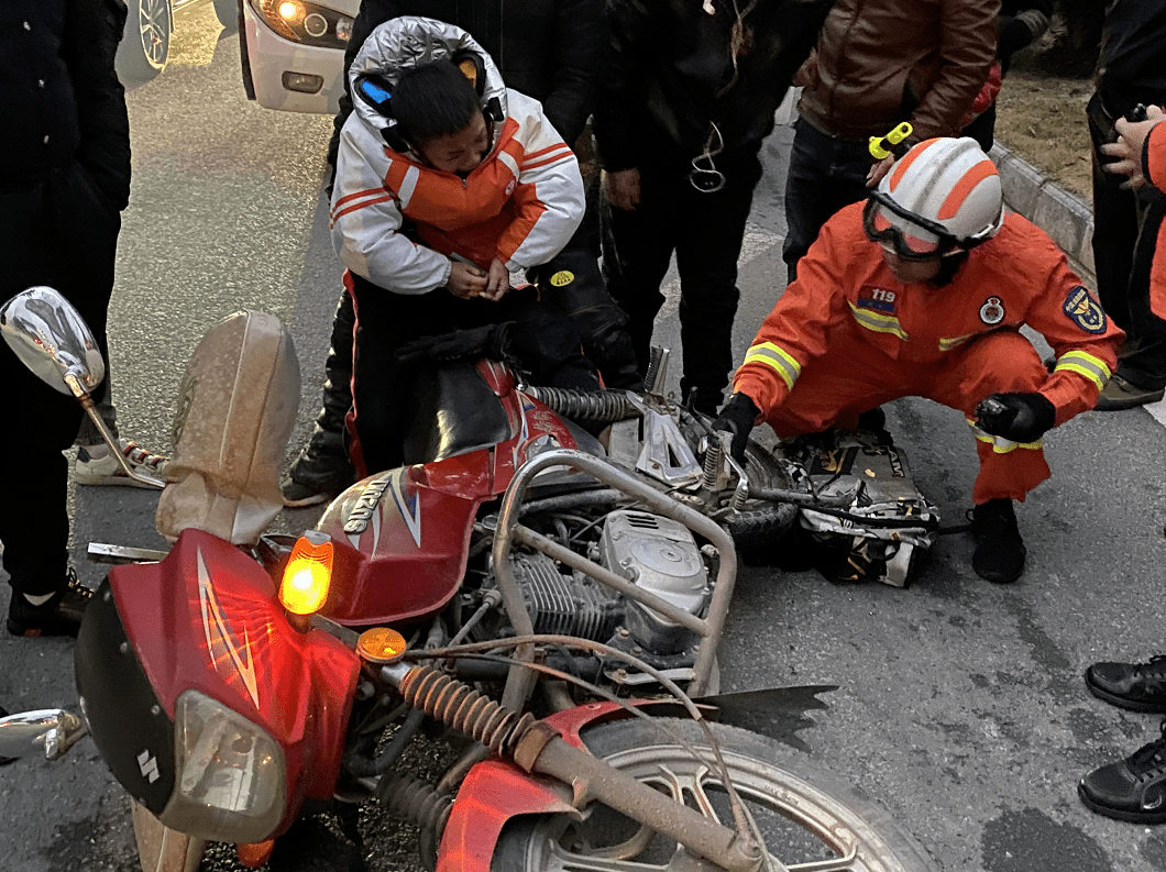 熊孩子又被卡了！这回是摩托车！黔东南消防切割营救！