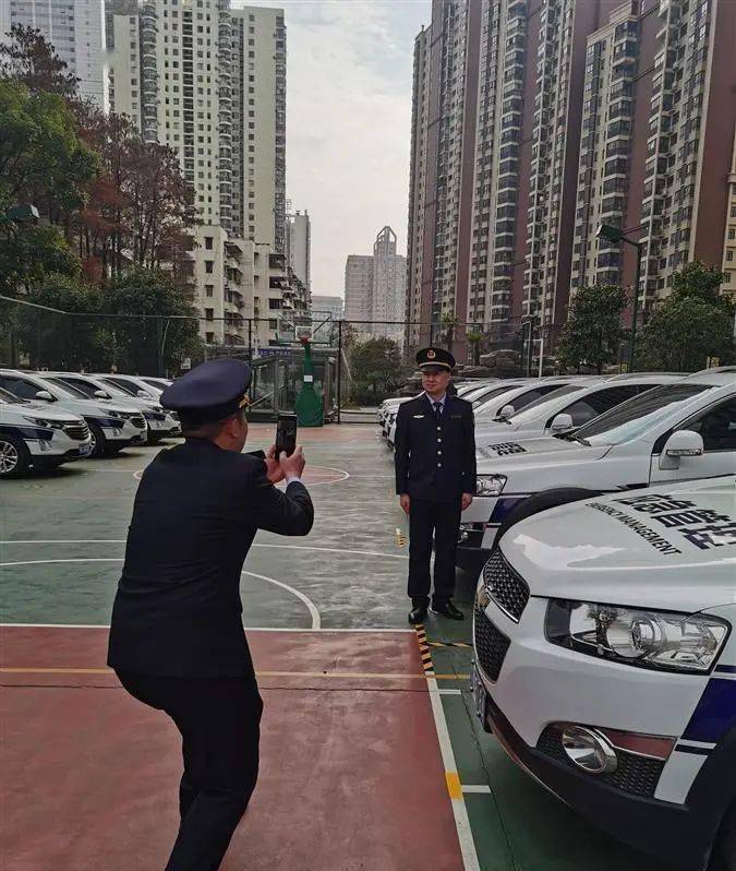 我省应急管理综合行政执法队伍执法着装和车辆标识正式亮相