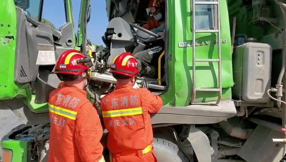 觸目驚心肇慶泥頭車與攪拌車火星撞地球