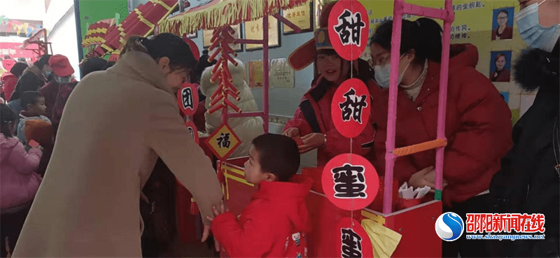 ​隆回县横板桥镇金贝贝幼儿园举行“迎新年、庆元旦”逛庙会亲子游园活动