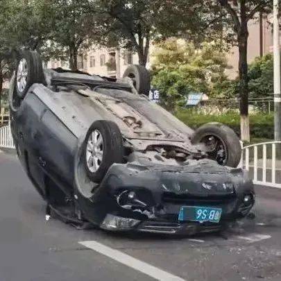 突发!顺德汽车猛撞四轮朝天,劲过拍戏!_街坊_陈村_交流