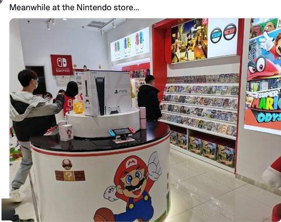 梦幻|梦幻联动？PS店前摆马里奥立绘、NS店里放了台PS5