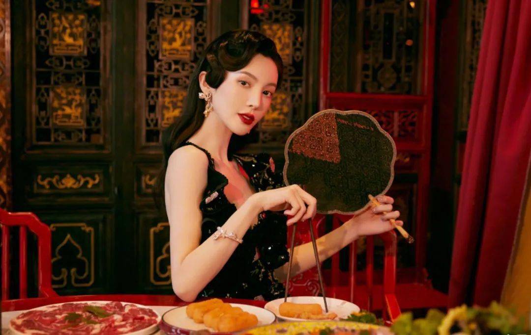 美人你以为金晨瘦脱相？实际上女星顶配从脸到身材全部“0干瘪”