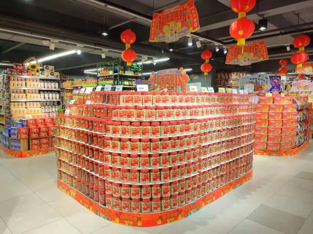 1月5日,在嘉荣购物广场银丰店,小编看到红彤彤的吊饰把整个超市装饰得