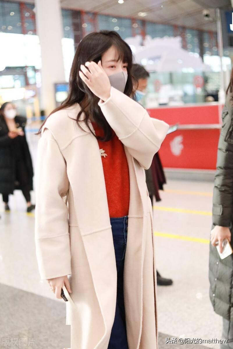 街拍徐娇身穿米色毛呢大衣搭牛仔裤清纯甜美气质好