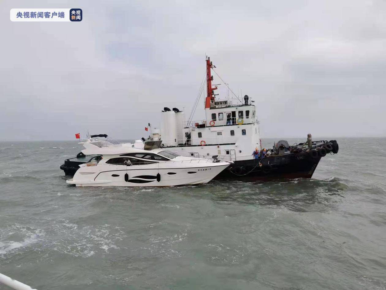 福建泉州：恶劣海况致游艇失控漂流 2人被困 海事紧急救援