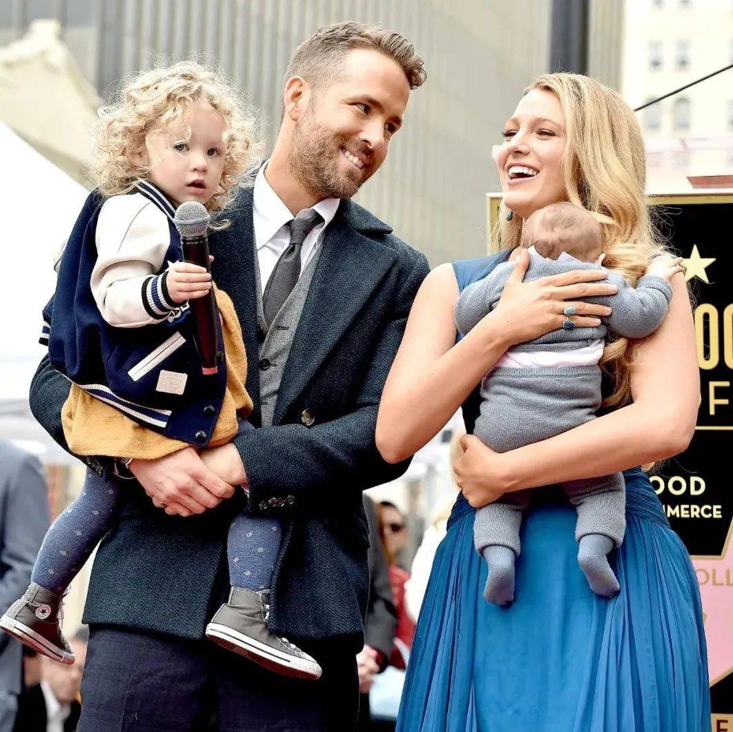 这位加拿大国民男神，居然曾经是女明星收割机！如今生活美满，三个女儿像天使！_搜狐网, image size:1062x1061