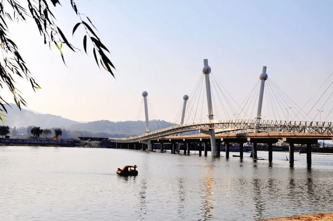 自2005年开始,灌河口建立了三个化工园区——一个位于燕尾港,另外两个