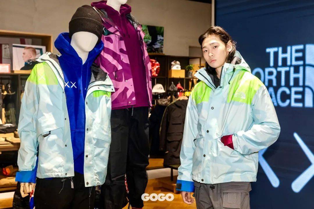 探索永不停止,开年第一波联名,北面kaws联名登陆北京skp-s!