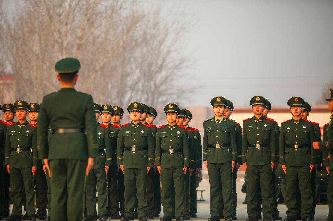 帅气直击武警官兵队列会操