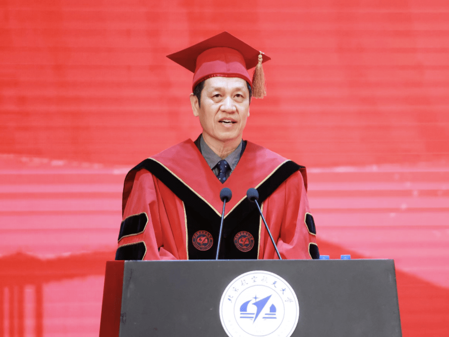 北航校长寄语三千余名研究生毕业生要心怀家国矢志创新