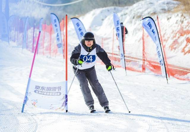 「冬奥」冬奥在即出征媒体记者忙着提升滑雪技能谈球吧体育(图2)