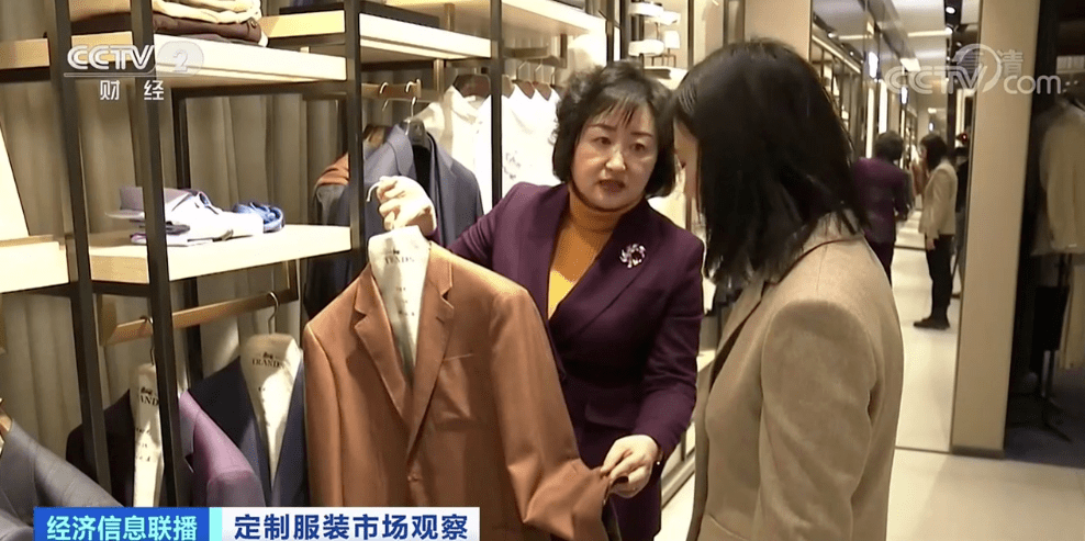 生产一件衣服1000多元，这类服装大受追捧！有企业一年狂卖120万件套…你穿过吗？