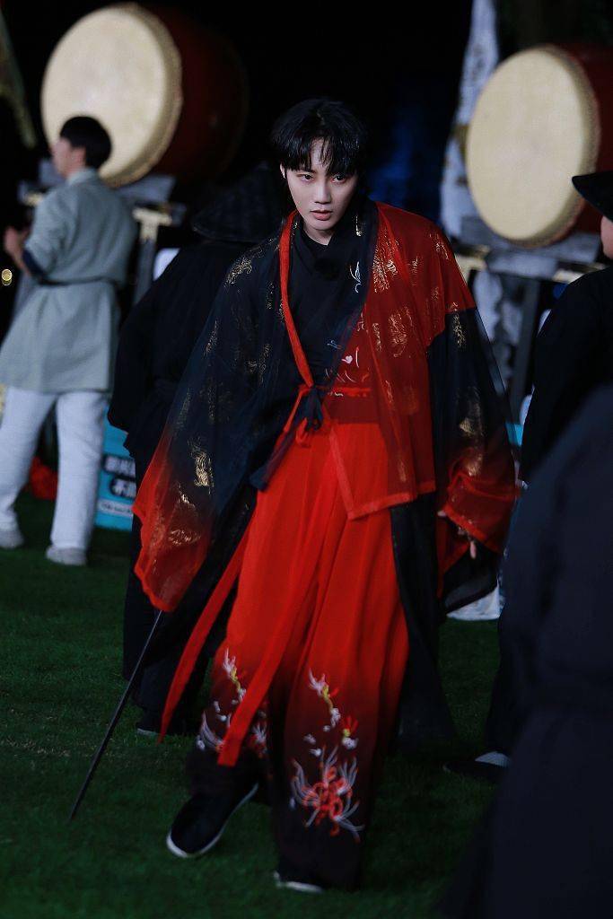 古风刘也《追光吧》古风造型帅气有型 体验汉服探索国风魅力
