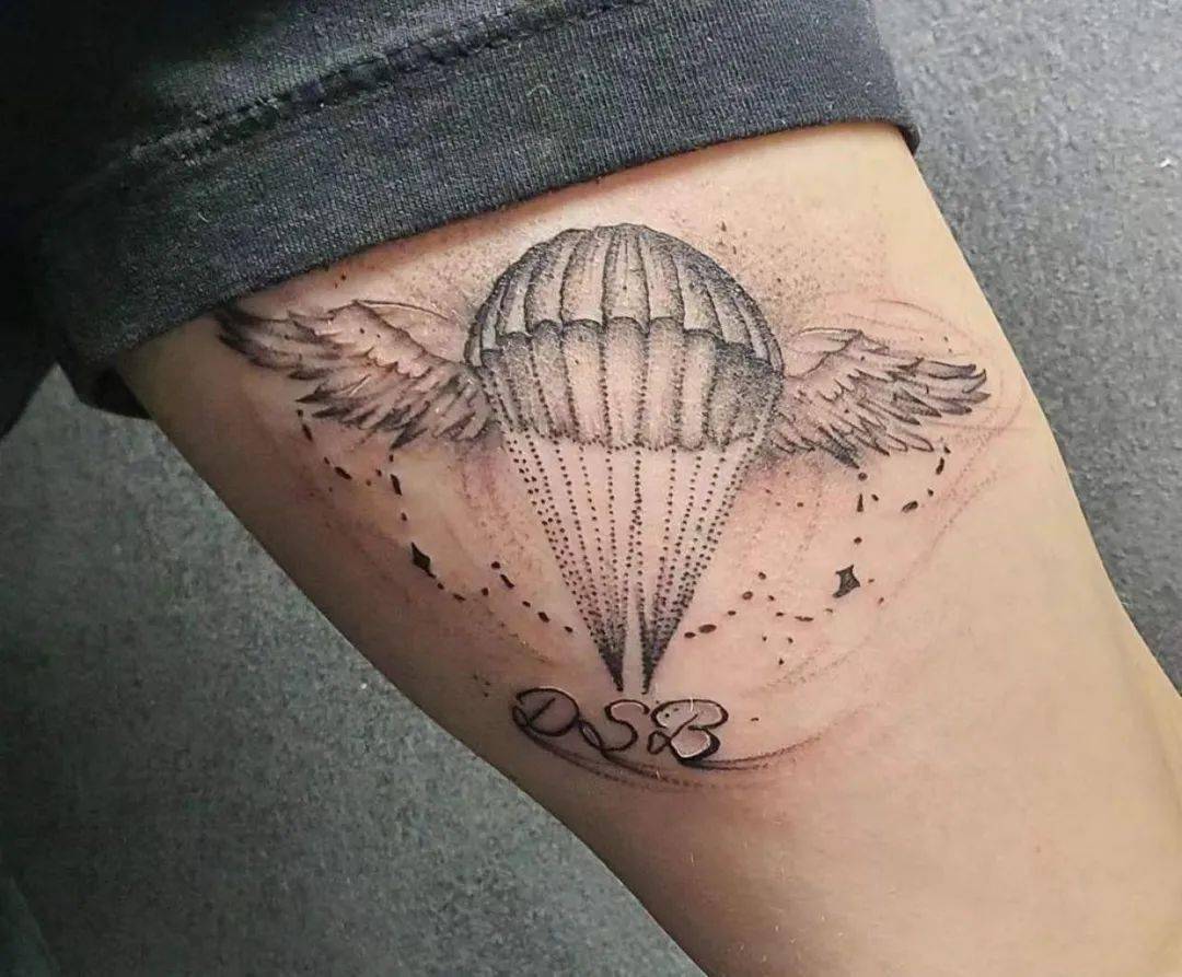 从天而降的降落伞纹身