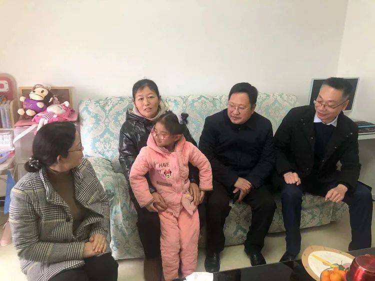 陈姝静(中共党员)同志两个孩子尚小,丈夫请假在家专职照顾孩子支持援