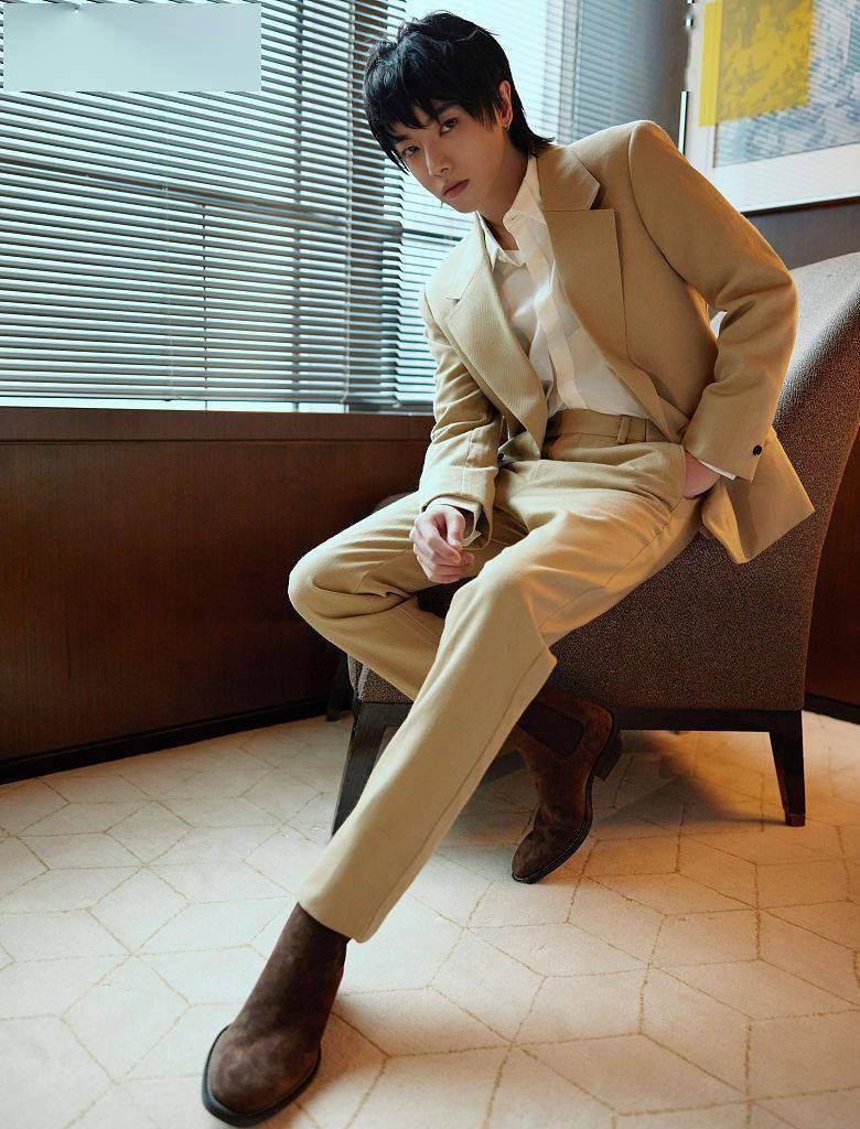 品牌 华晨宇优雅现身品牌直播 卡其色西装典雅别致尽显绅士风度
