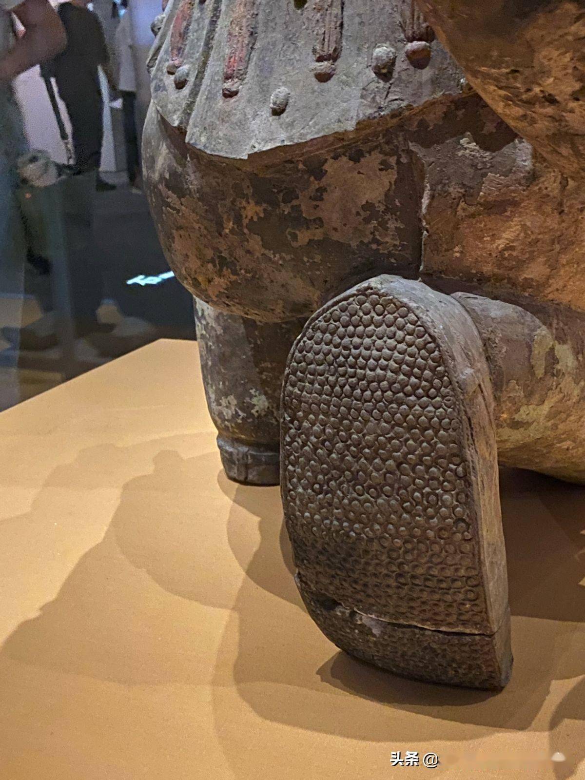 跪射俑的鞋底.以前的手工鞋都需要纳鞋底,那个针脚就是这样的.