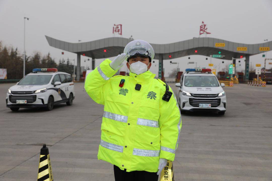坚守抗疫一线的人民警察!