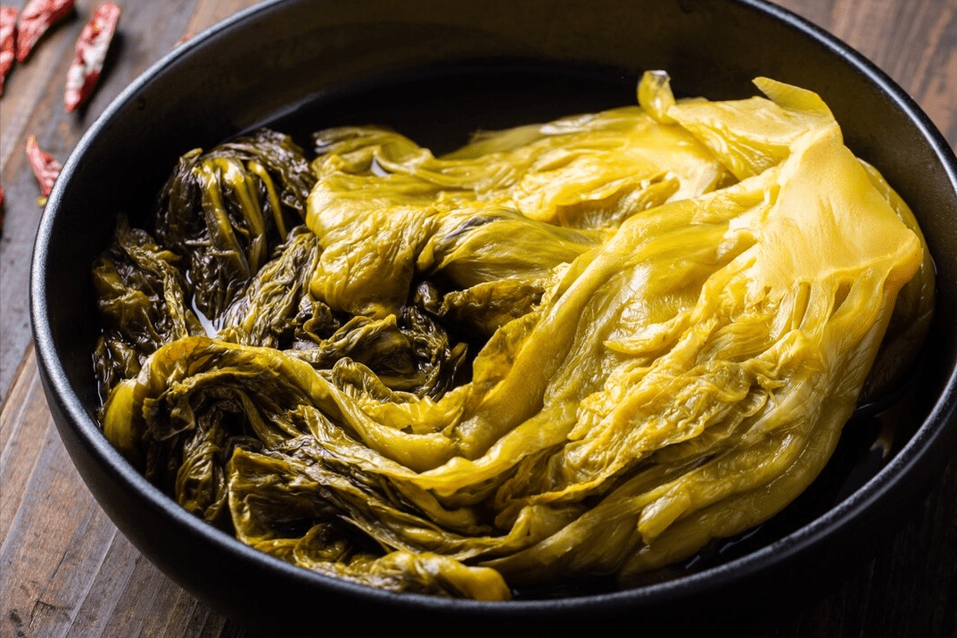 腌酸菜别只会放盐,多做1步多放2样,酸脆爽口,不腐烂不生花_芥菜_往