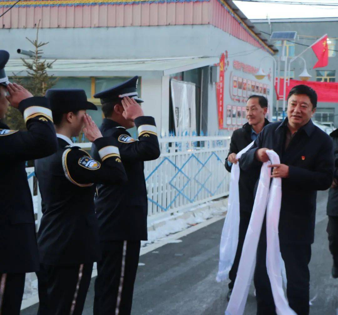 县委副书记县长普措格来一行走访慰问治多县公安民警