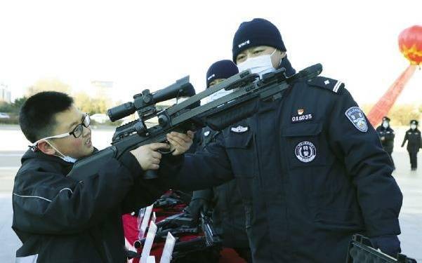 呼和浩特市公安局开展"中国人民警察节"系列活动_群众_车志强_荣誉