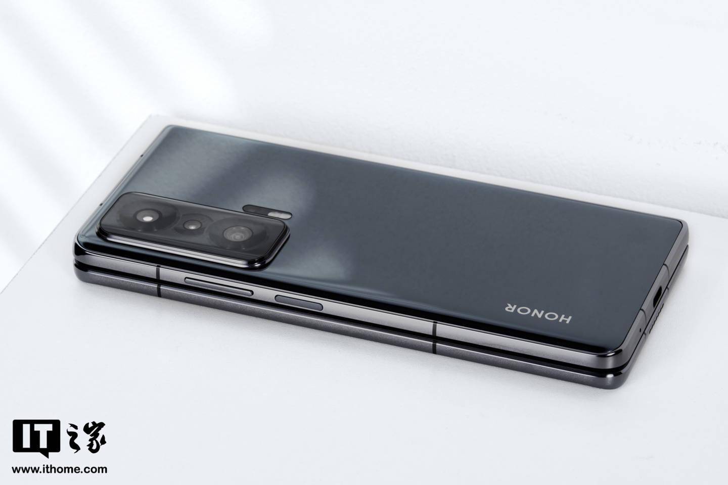【IT之家开箱】荣耀首款折叠屏手机 Magic V 图赏：对称美学