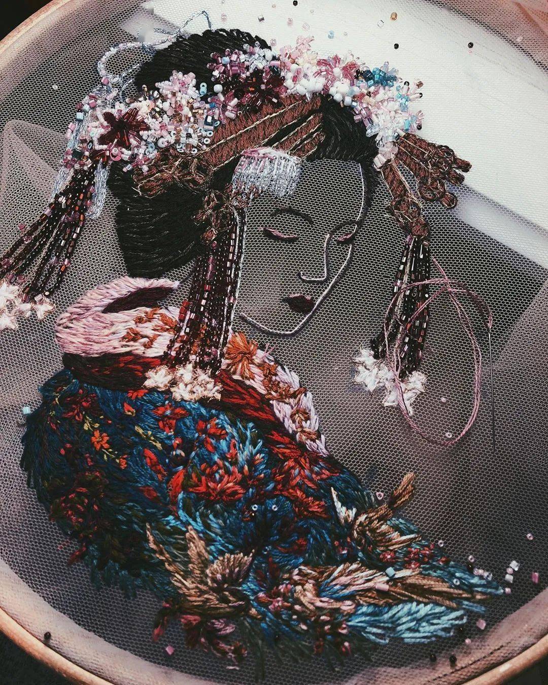 正经艺术90后美女手中的身体刺绣逼真如油画太牛了